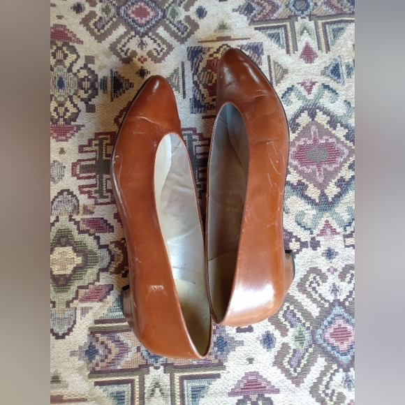 Liz Claiborne Vintage Leather Pumps - Picture 4 of 7